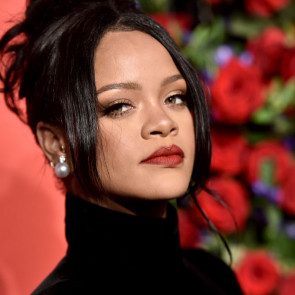 Rihanna jak z lat 90. Piosenkarka wybrała najmodniejszą sukienkę sezonu i kontrowersyjny makijaż