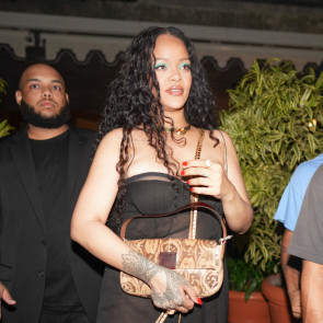 Rihanna jak z lat 90. Piosenkarka wybrała najmodniejszą sukienkę sezonu i kontrowersyjny makijaż
