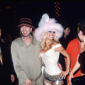 Pamela Anderson odtworzyła swoją głośną stylizację z lat 90. Aktorka zachwyciła na pokazie słynnej francuskiej marki