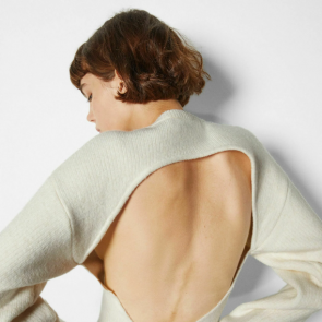 Swetry z dekoltem na plecach to romantyczny trend, który pokochacie na nowo w 2023. Szukamy najpiękniejszych
