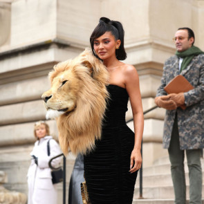 Kylie Jenner i Irina Shayk w sukniach z głową lwa. Kontrowersyjne stylizacje na pokazie Schiaparelli w Paryżu podzieliły internet