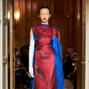 Najpiękniejsze czerwone sukienki i spódnice z londyńskich wybiegów. Kolor roku 2023 wg Pantone króluje na fashion weeku