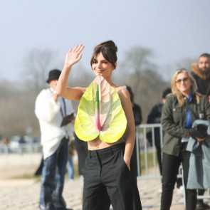 Emily Ratajkowski w kontrowersyjnej stylizacji w Paryżu. Gigantyczny kwiat zamiast bluzki podzielił fanów modelki
