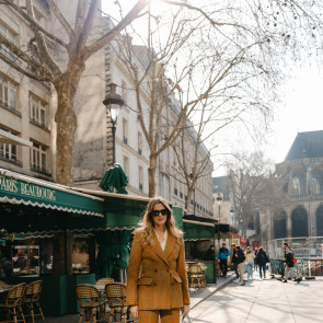 Tak noszą się teraz najbardziej stylowe Francuzki (i nie tylko). Jeszcze więcej modnych stylizacji tygodnia mody w Paryżu jesień-zima 2023/2024