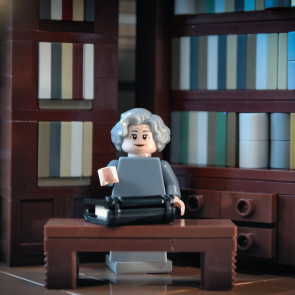Wisława Szymborska jako figurka z klocków LEGO, projekt i zdjęcie Łukasz Więcek dla LEGO