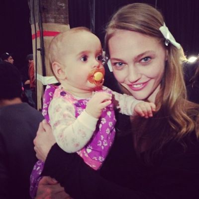 Sasha Pivovarova z córką, backstage Proenza Schouler, fot. Instagram