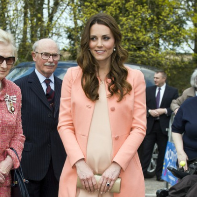Kate Middleton w płaszczu Tara Jarmon podczas wizyty w dziecięcym hospicjum Naomi House, fot. East News