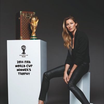 Gisele Bündchen i puchar FIFA 2014 ze szkatułką Louis Vuitton, fot. Louis Vuitton Malletier - Kevin O'Brien
 
