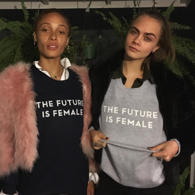 Bluzy “The Future Is Female”. Charytatywny projekt Cary Delevingne