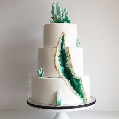 #geodeweddingcake Torty ślubne przypominające kamienie szlachetne, fot. instagram kakebydarci
