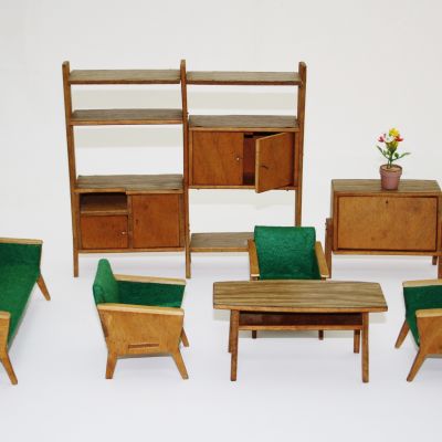 Zestaw mebli salonowych, wykonane przez rodziców dla dziecka, lata 70 XX w., drewno, tkanina.