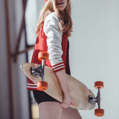 Uliczny sport dla dziewczyn: taniec na longboardzie