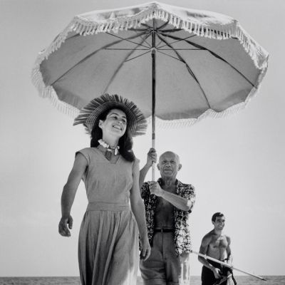 Robert Capa, [Pablo Picasso i Françoise Gilot. W tle siostrzeniec malarza Javier Vilato, Golfe-Juan, Francja], sierpień 1948 © International Center of Photography/Magnum Photos