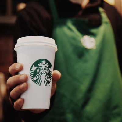 Starbucks przeprowadził badania na temat kawowych nawyków Polaków. Jak pije się kawę w polskich miastach?