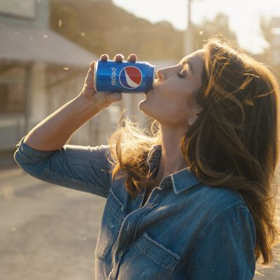 Cindy Crawford w reklamie Pepsi! Modelka po 26 latach wystąpi w nowym spocie