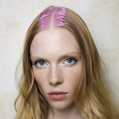 Kolorowy odrost - fryzura idealna na letni festiwal, pokaz Aigner