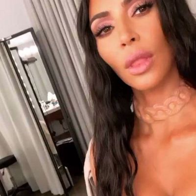 Kim Kardashian oraz implant naszyjnika