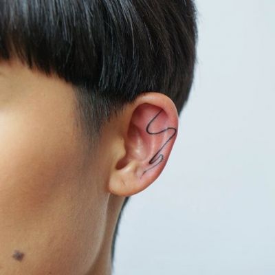 Mały tatuaż na uchu