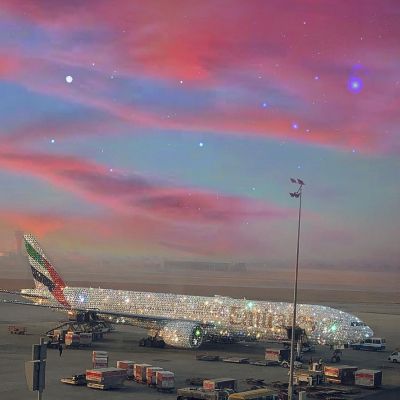 Samolot Emirates na grafice Sary Shakeel