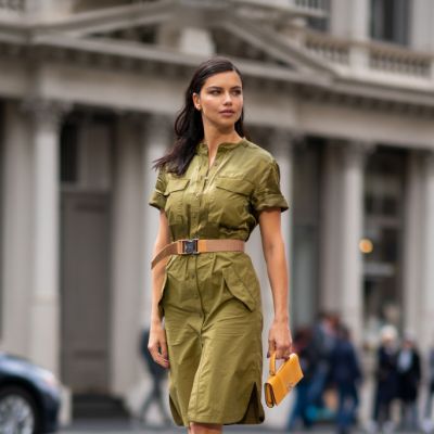 Adriana Lima w modnej szmizjerce na wiosnę 2019