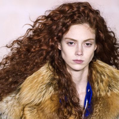 Modne fryzury z rudych włosów, Louis Vuitton