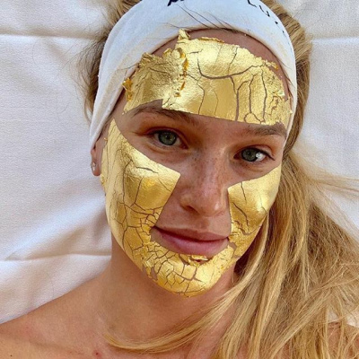 Maska ze złotem na twarz