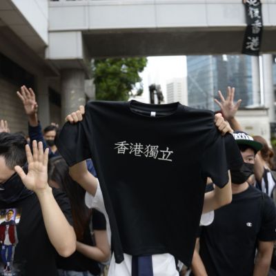 Hong Kong zakazał importu czarnej odzieży