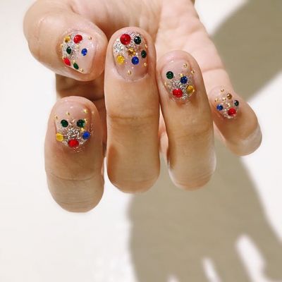 Confetti Nails, czyli modne paznokcie na koniec 2019roku