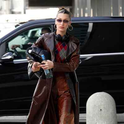Bella Hadid w stylowym skórzanym płaszczu i najmodniejszych butach tego sezonu [ELLE Spy]