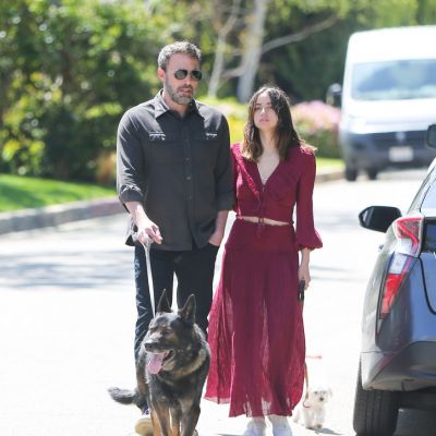 Ana de Armas i Ben Affleck przyłapani na spacerze w Los Angeles [ELLE Spy]