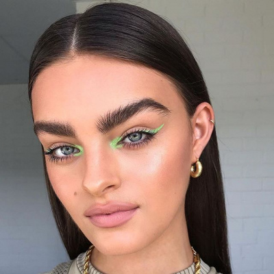 Ten neonowy makijaż oczu jest teraz hitem na Instagramie [Trendy 2020]