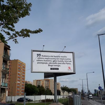 „Kobieta nie będzie nosiła ubioru mężczyzny ani mężczyzna ubioru kobiety; gdyż każdy, kto tak postępuje, obrzydły jest dla Pana, Boga swego” - billboard z takim cytatem pojawił się przy ul. Górczewskiej w Warszawie.