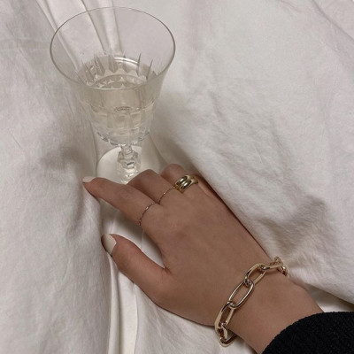 minimalistyczna biżuteria na Instagramie