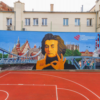 Antysmogowy mural na boisku Liceum Ogólnokształcącego nr III we Wrocławiu, projekt: Maciej Konopka