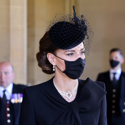 Kate Middleton złożyła hołd Elżbiecie II podczas pogrzebu księcia Filipa. O jaki symbol chodzi?
