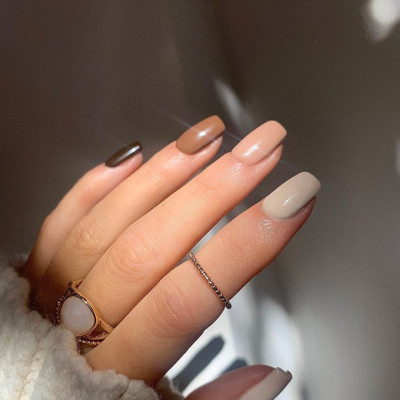 Ten “brzydki” kolor paznokci nieoczekiwanie stał się jednym z najpopularniejszych na Instagramie. Jak nosić brązowy manicure?