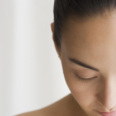 Łuszcząca się skóra na twarzy – jakie kremy i domowe sposoby pomogą?