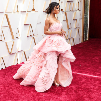 Oscary 2022: różowe suknie
