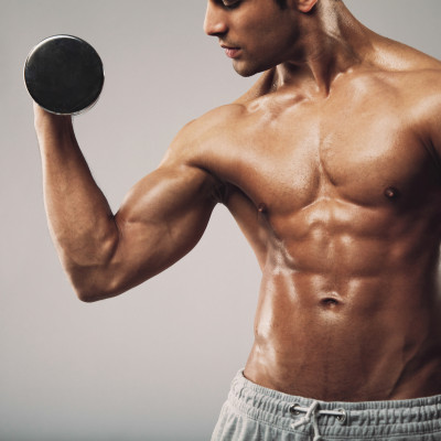 Jak ćwiczyć biceps i triceps w domu? 7 ćwiczeń na silne ręce i ramiona