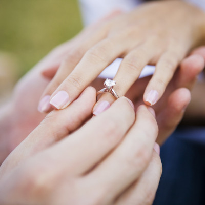 Jak wybrać pierścionek zaręczynowy? Gdzie go kupić? Wszystko na temat kamieni i rozmiarów