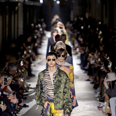 Męska moda: 15 trendów z wybiegów na wiosnę/lato 2020
