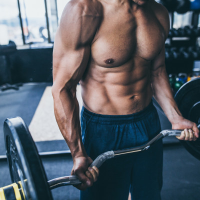 Skuteczne ćwiczenia na biceps polecane przez eksperta