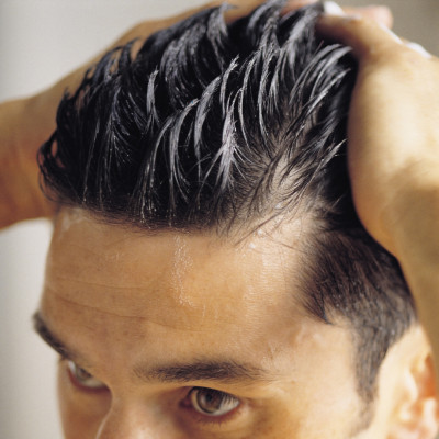 Stylizacje męskich fryzur: czym i jak modnie i efektownie układać włosy? Te kosmetyki kupisz online
