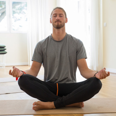Joga dla początkujących: jak zacząć uprawiać jogę? Czy akcesoria do jogi są niezbędne?