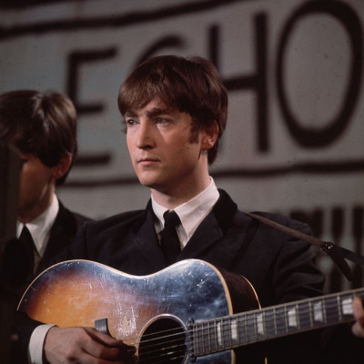 John Lennon skończyłby 80 lat. Zobacz słynnego Beatlesa na starych zdjęciach