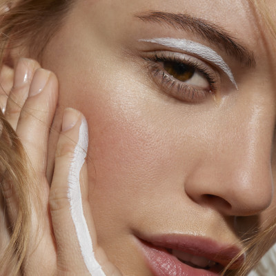 Jak ujędrnić skórę twarzy? Najlepsze domowe i gabinetowe sposoby na poprawienie jędrności skóry twarzy