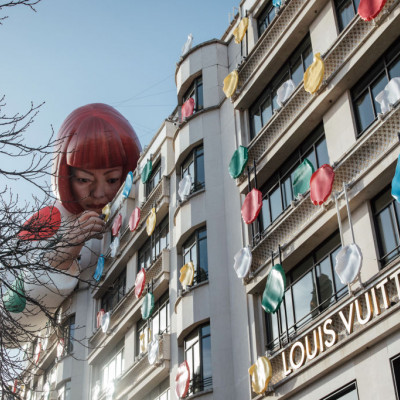 Rzeźba przedstawiająca Yayoi Kusamę nad paryskim sklepem Louis Vuitton