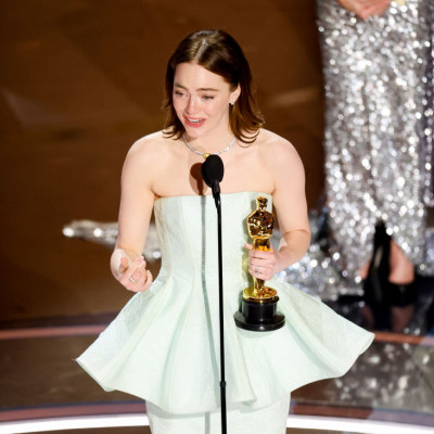 Oscary 2024: nagrodzona Emma Stone zalicza wpadkę na scenie. Co się stało z tą sukienką?