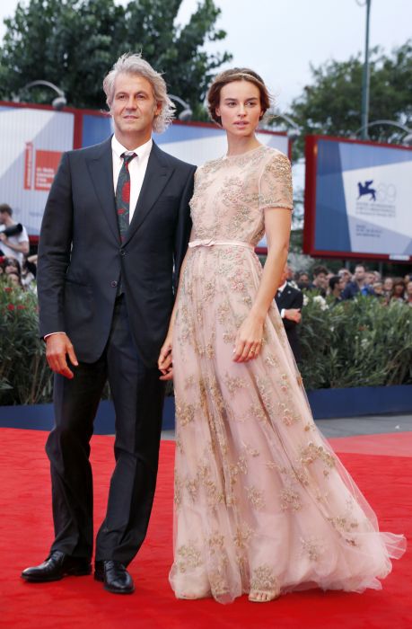 Domenico Procacci i Kasia Smutniak (w sukni Valentino) na Festiwalu Filmowym w Wenecji (fot. Bulls)