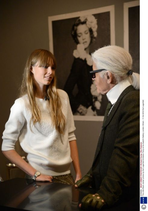 Karl Lagerfeld na wystawie Chanel: The Little Black Jacket (fot. East News)